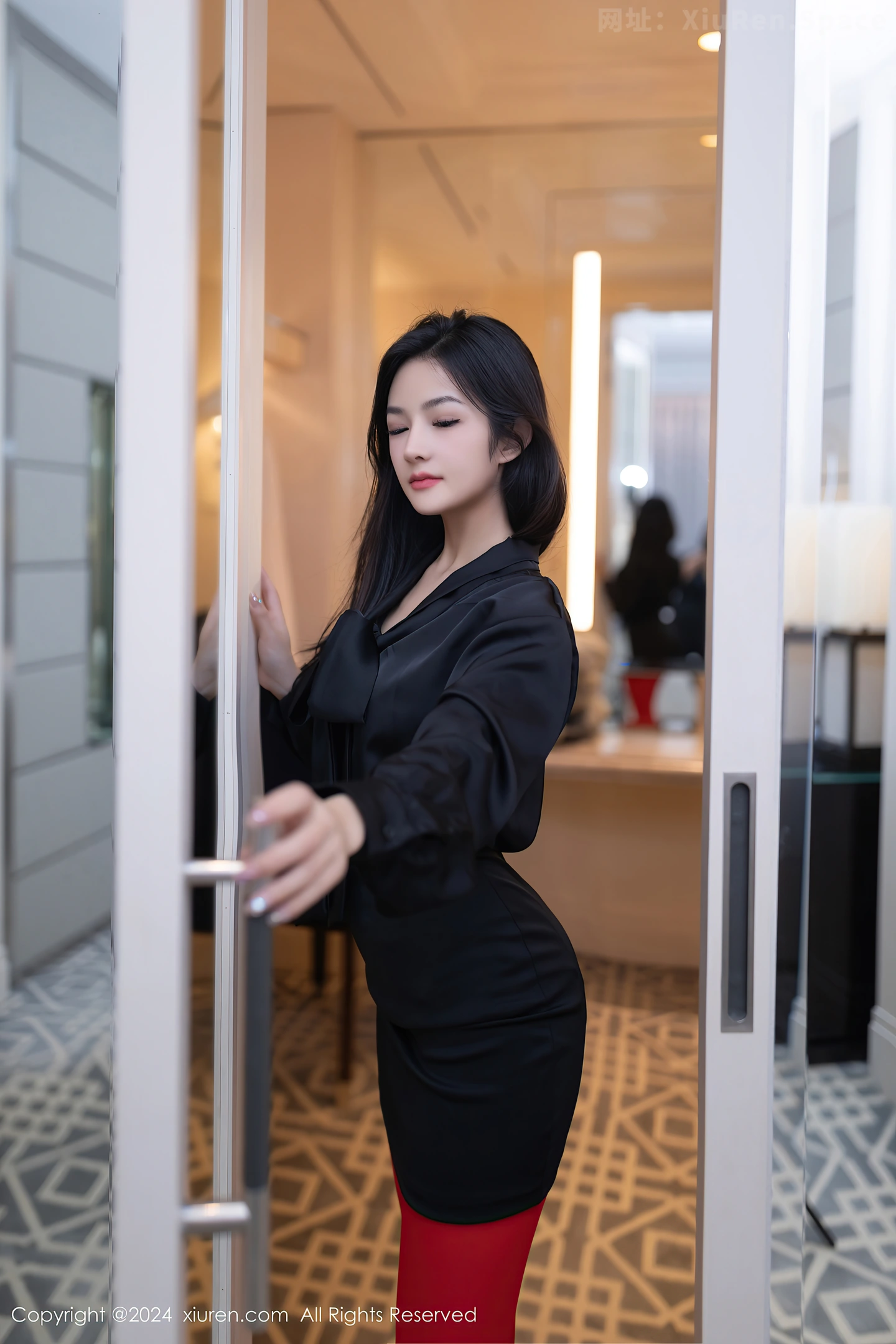 图片[6]-[XiuRen秀人网]VOL.8801 模特谭小灵性感黑色连衣短裙配红色丝袜秀惹火身材撩人诱惑写真80P-秀人网官方网站